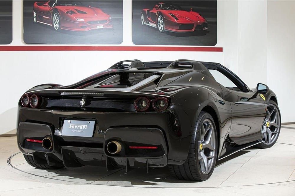 Phía sau của Ferrari J50