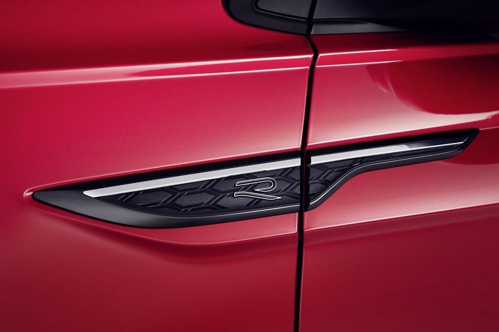 Bản R-Line còn có những chi tiết ngoại thất màu đen bóng