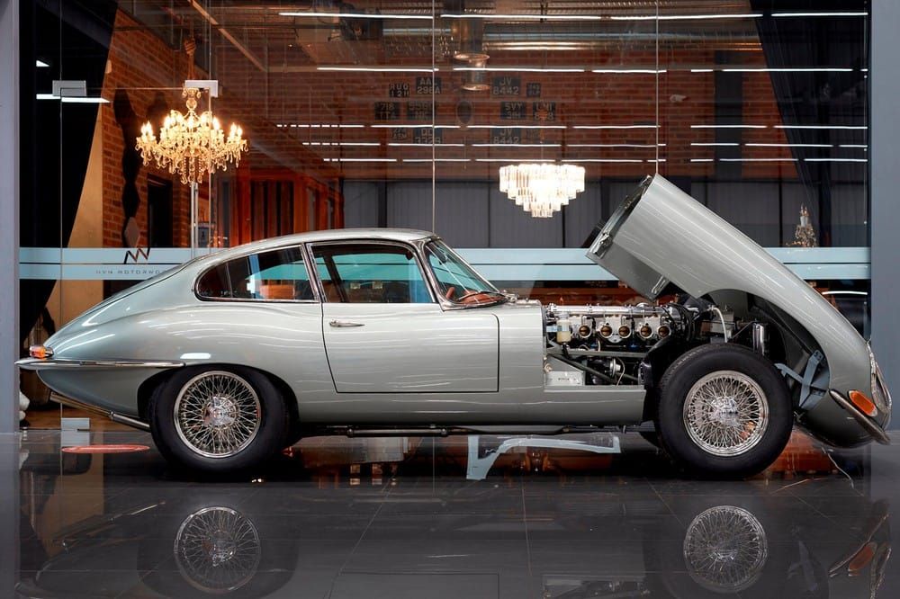 Phía bên sườn của Jaguar E-Type Reimagined bởi Helm Motors