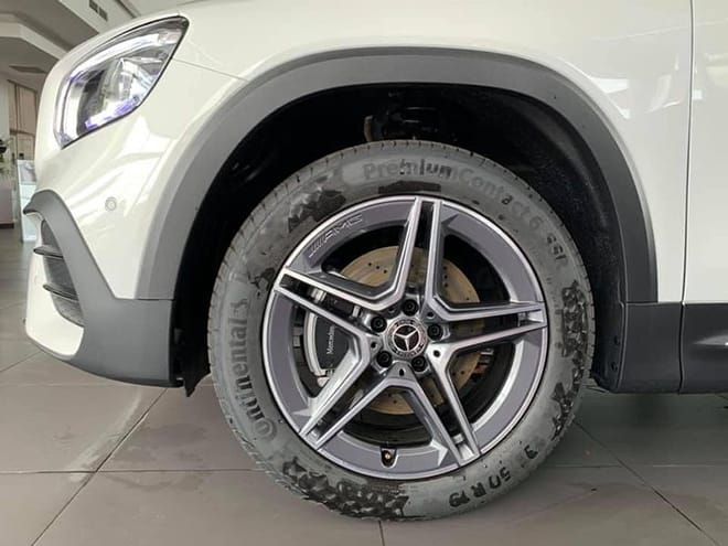 Cận cảnh Mercedes-Benz GLB 200 AMG tại đại lý, giá 2 tỷ đồng