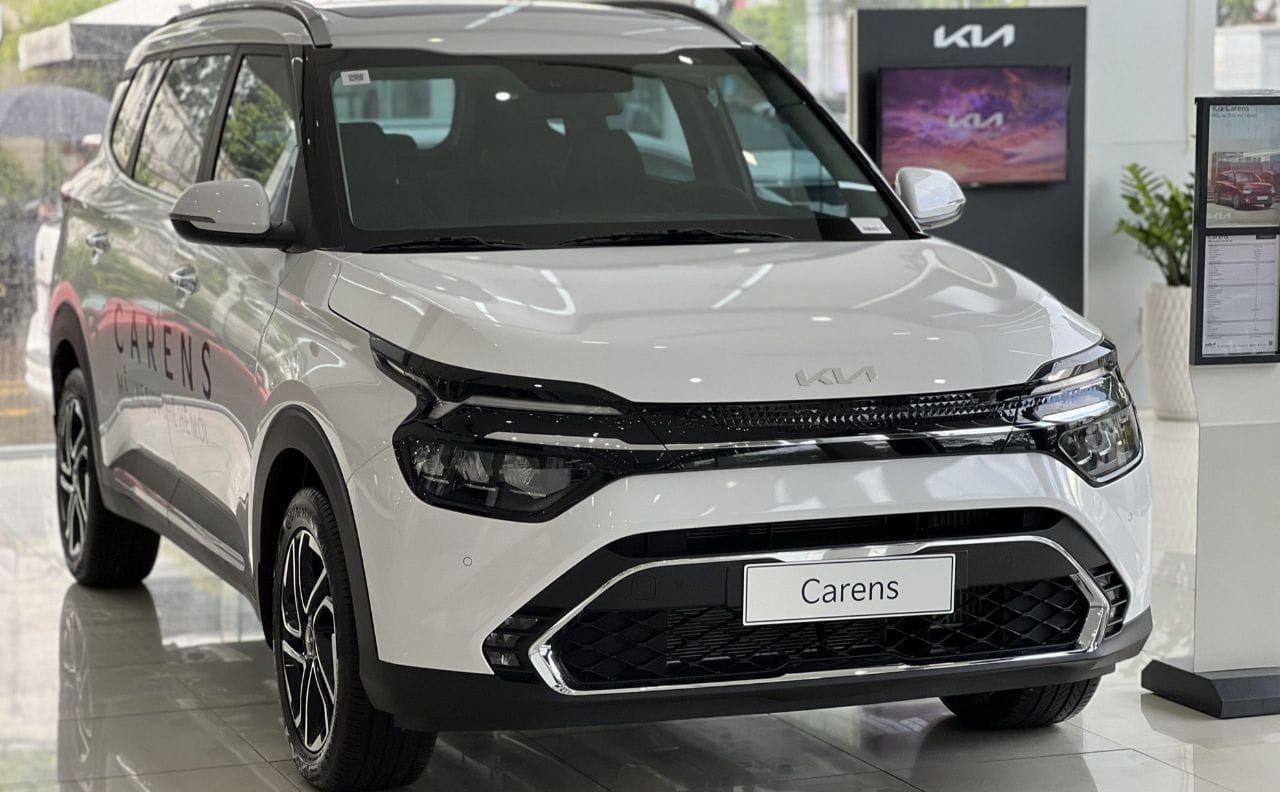 Khu vực HCM Sẵn Carens Sig trắng giao ngay luôn ạ