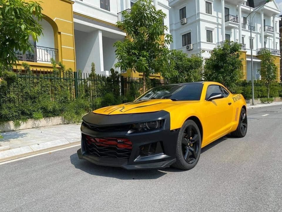 Ngoại thất xe phối 2 màu là vàng và đen được dân mạnh đánh giá sến sẩm