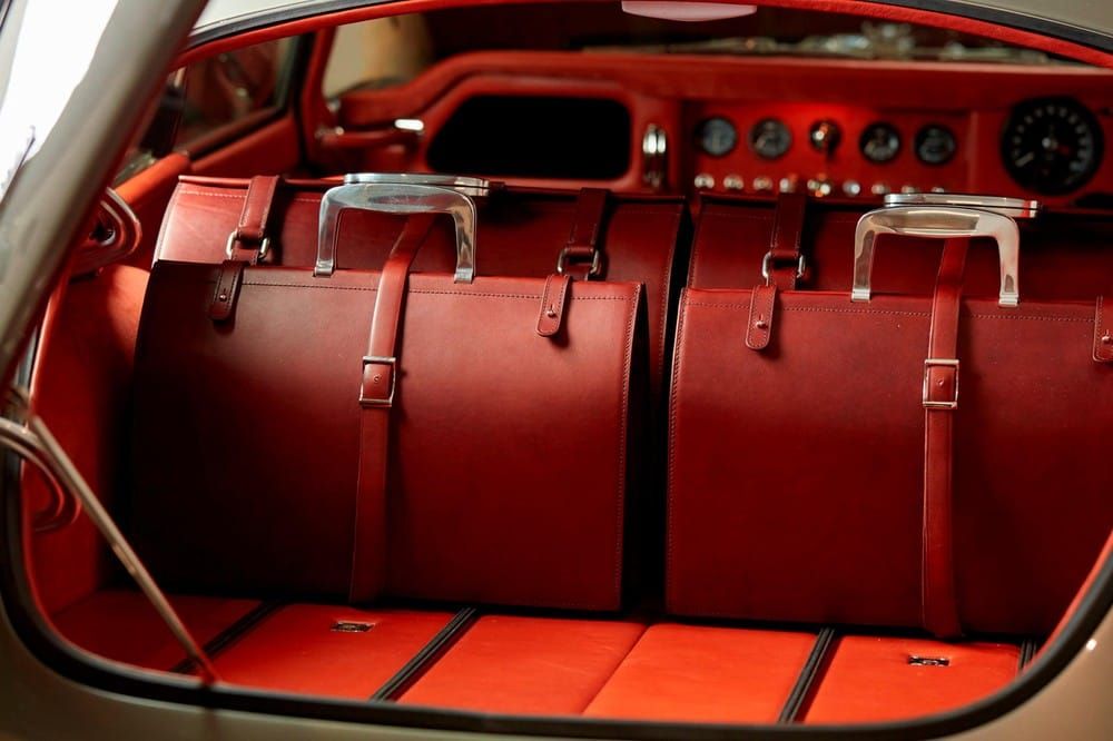 Bộ hành lý đi kèm với Jaguar E-Type Reimagined bởi Helm Motors