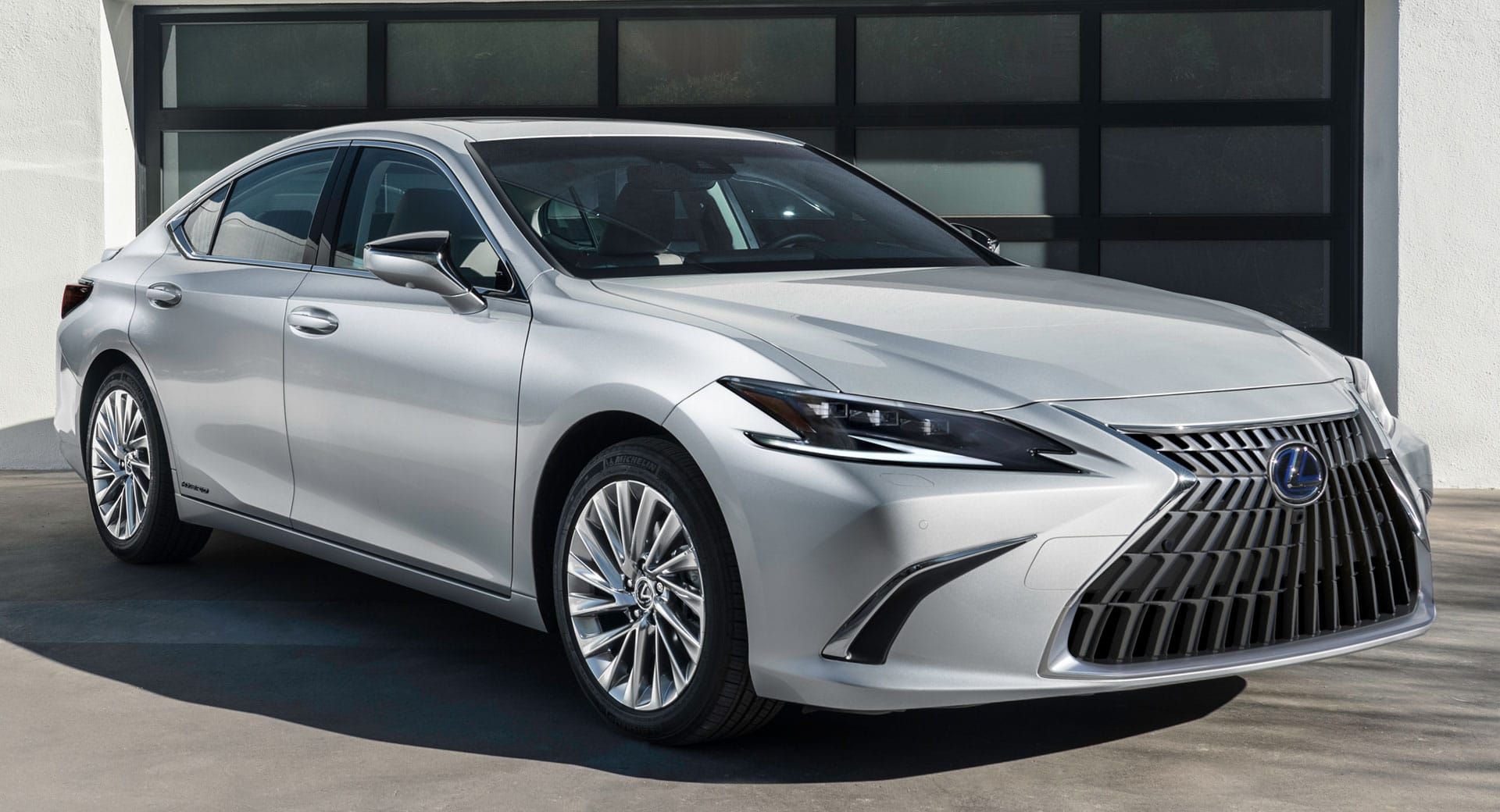 Xe sang Lexus ES 2022 trình làng với diện mạo hoàn toàn mới, đi kèm với loạt nâng cấp về trang bị tiện ích