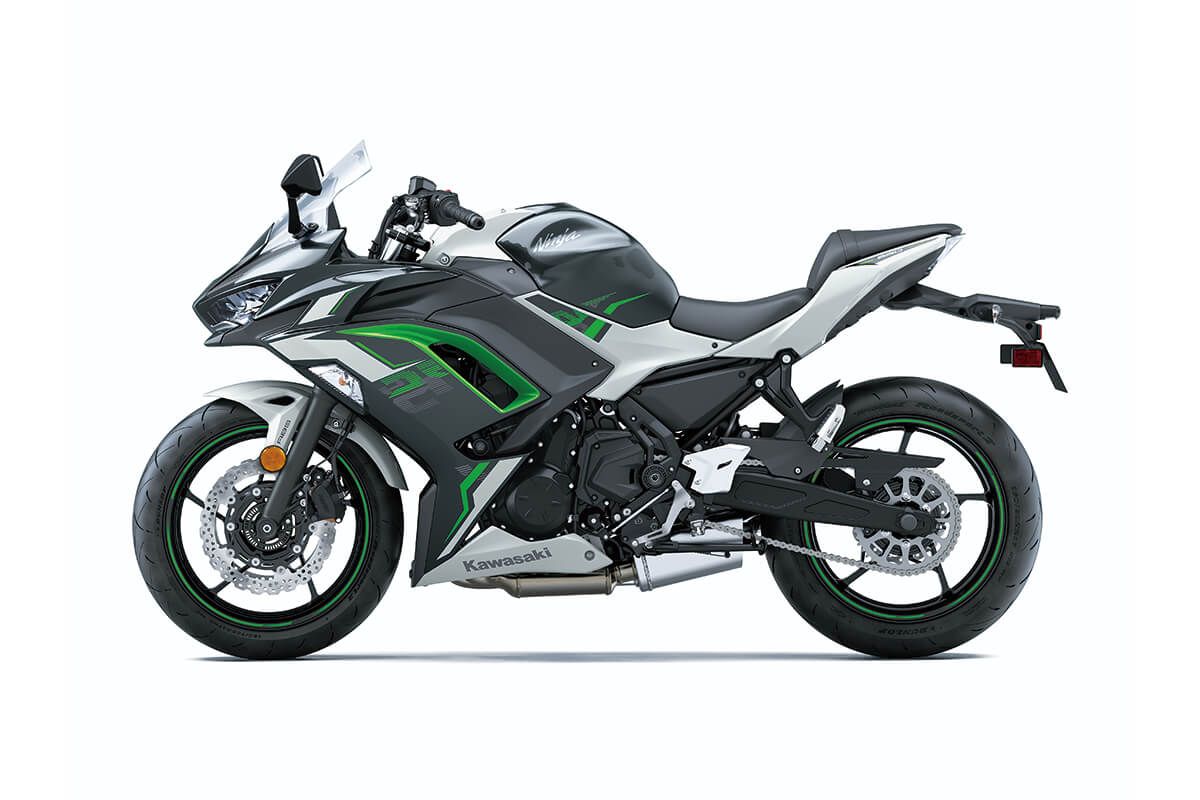 Điểm khác biệt của Kawasaki Ninja 650 đời 2022 nằm ở màu sơn đặc biệt mới có tên gọi Pearl Robotic White và Metallic Carbon Gray.