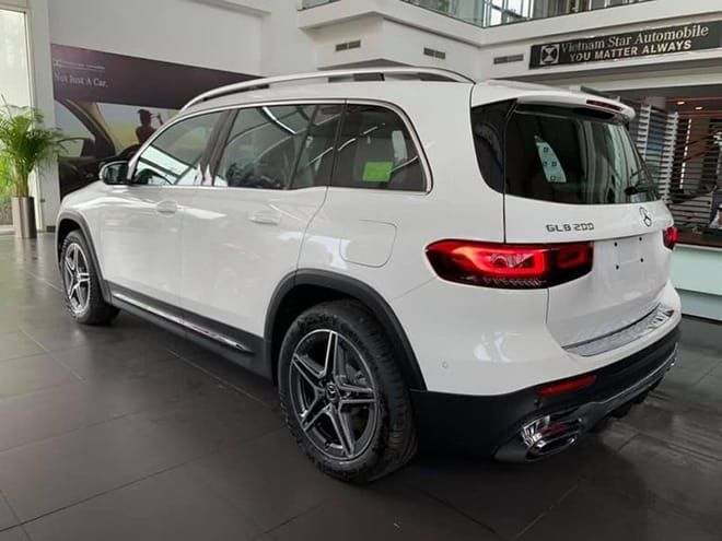 Cận cảnh Mercedes-Benz GLB 200 AMG tại đại lý, giá 2 tỷ đồng