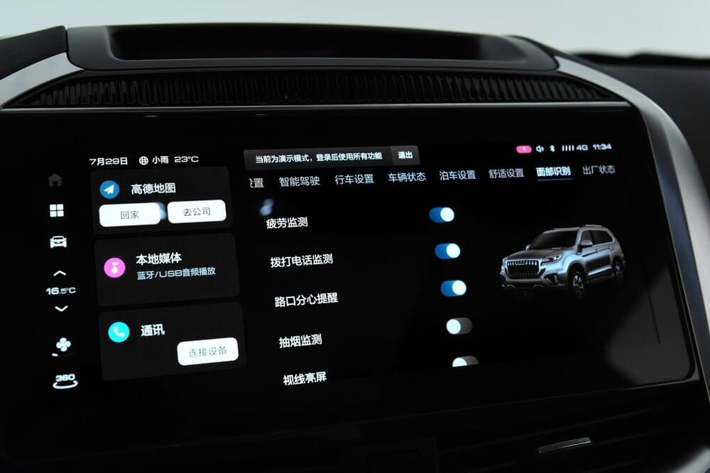 ... và màn hình trung tâm cỡ lớn của Haval H9 2021