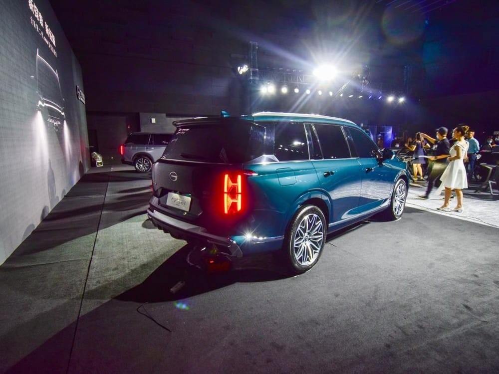 Phiên bản hybrid của mẫu xe này khi nhìn từ đằng sau