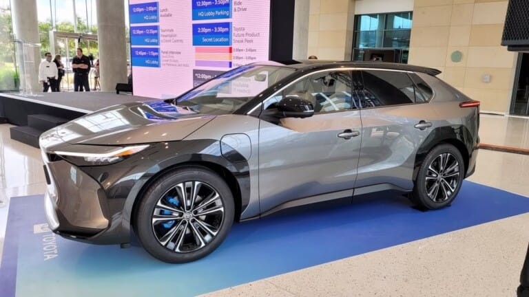 Ảnh thực tế ô tô điện Toyota bZ4X hợp tác với Subaru