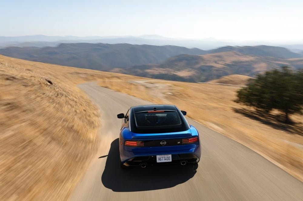 Nissan Z 2023 màu xanh dương phối nóc đen
