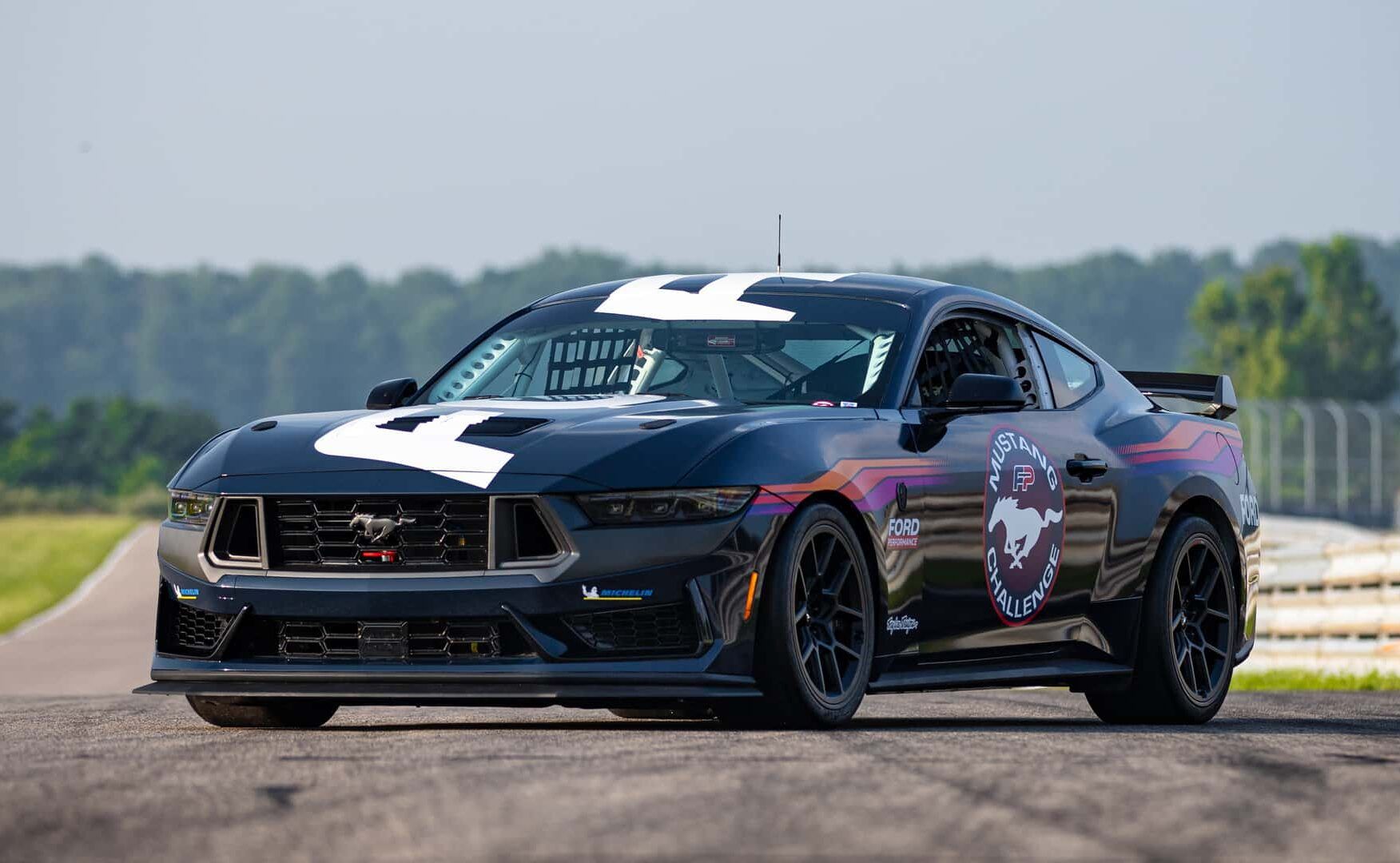 Ford Mustang Dark Horse R 2024