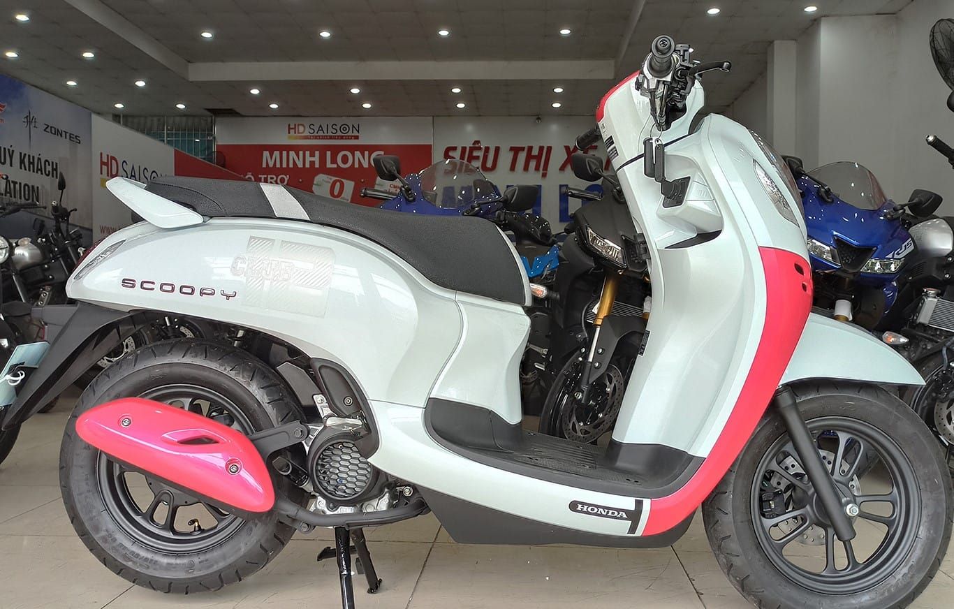 So với mô hình trước đó cũ, Honda Scoopy 2021 được coi là phiên bản nâng cấp thiết kế ngoại hình cùng với một số chi tiết đáng chú ý khác.