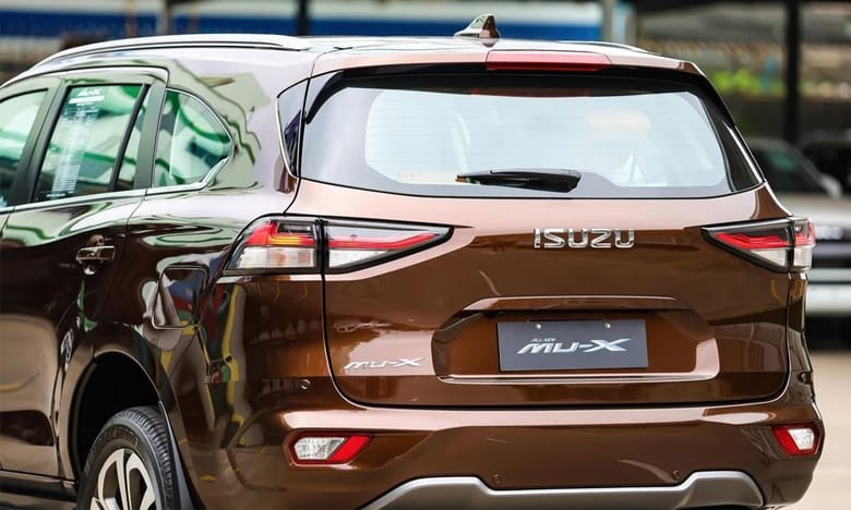 Cụm đèn hậu 2 mảnh ốp kim loại đen mạnh mẽ
