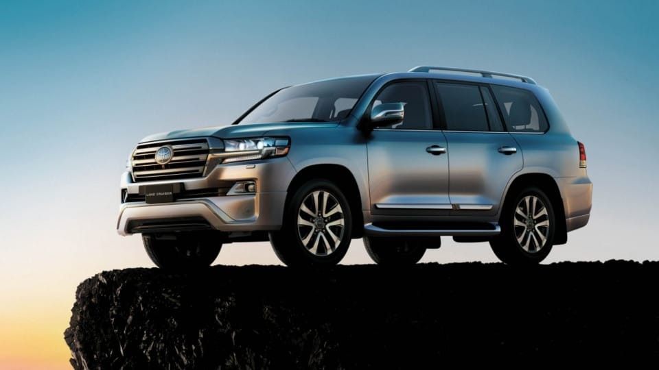 Toyota Land Cruiser 2022 tiếp tục lộ diện, chờ ngày chuyển đến đại lý