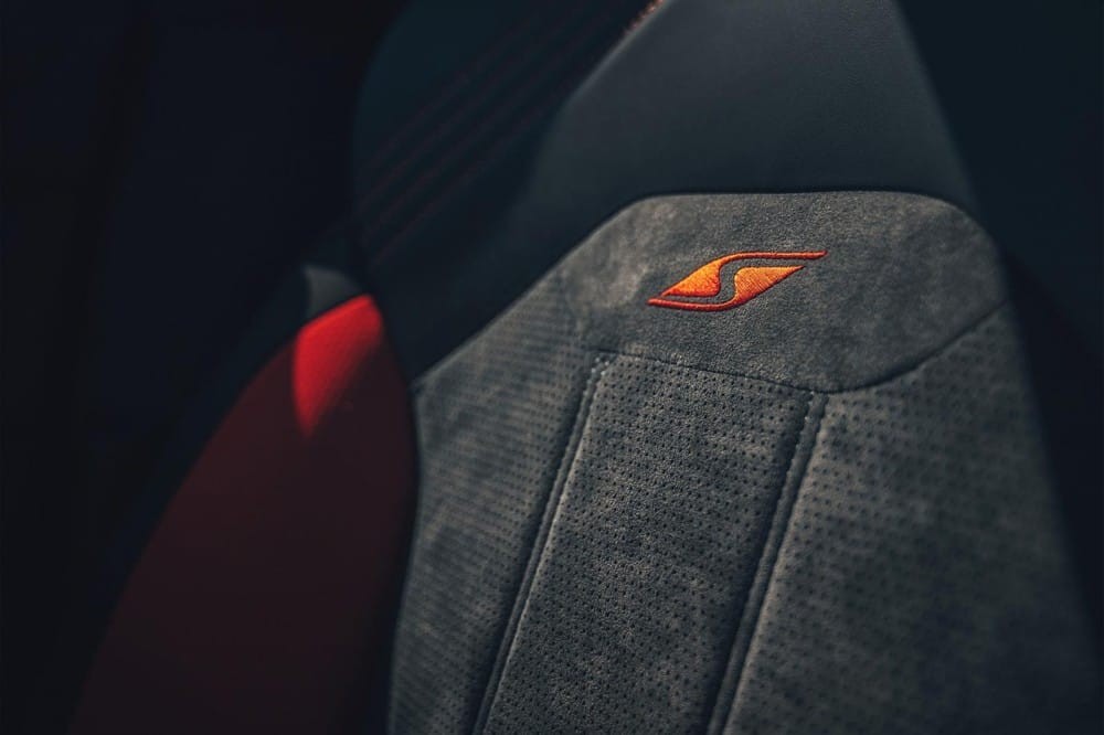 Logo S thêu trên ghế của Bentley Bentayga S 2022