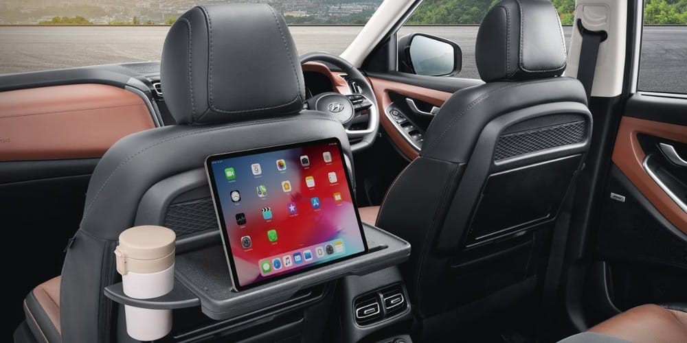 Bàn gấp phía sau lưng ghế trước...