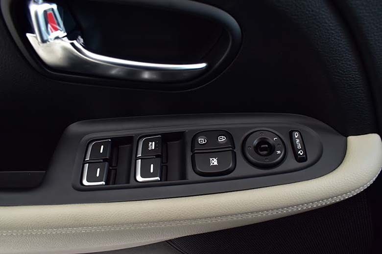 Thiết kế nội thất Kia Rondo 2.0 GAT Deluxe rộng rãi sang trọng-4