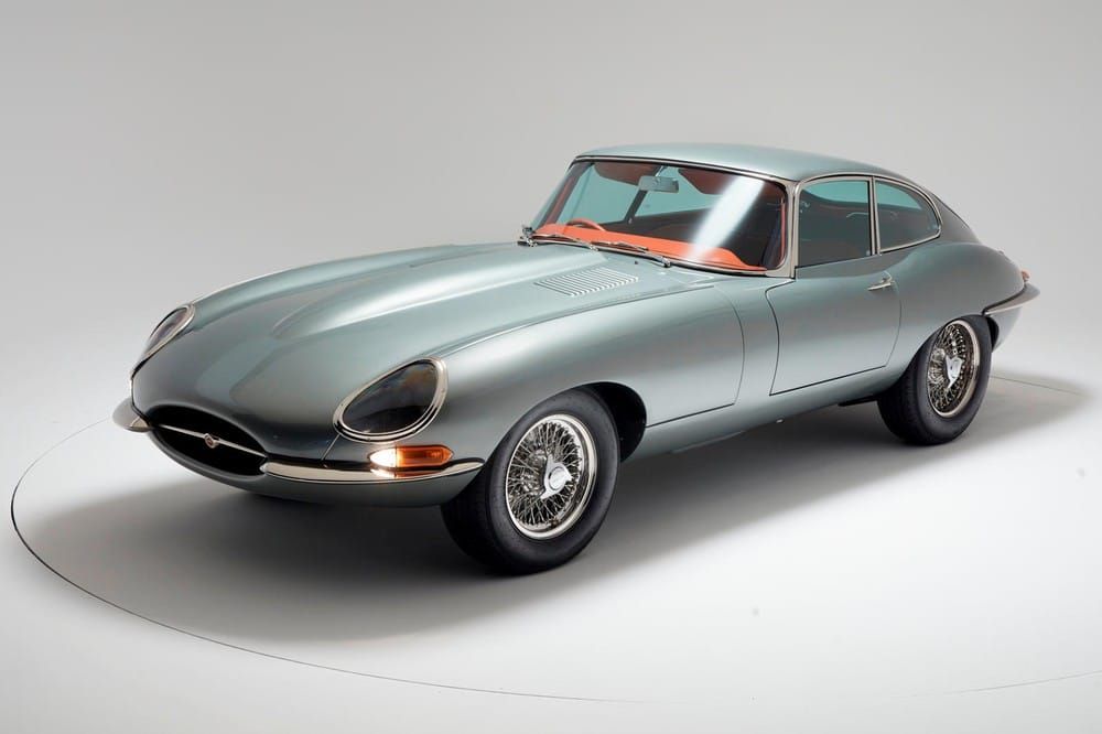 Phía trước của Jaguar E-Type Reimagined bởi Helm Motors