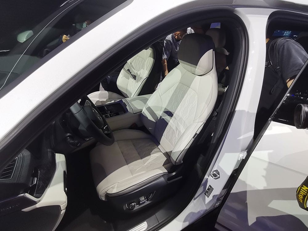 Hàng ghế trước của Lynk & Co 09 