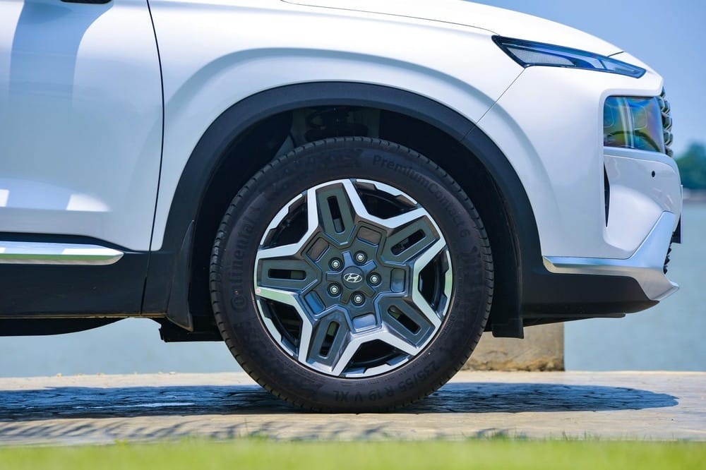 Mâm hợp kim 19 inch của Hyundai Santa Fe 2021. Mâm hợp kim 19 inch của Hyundai Santa Fe 2021.