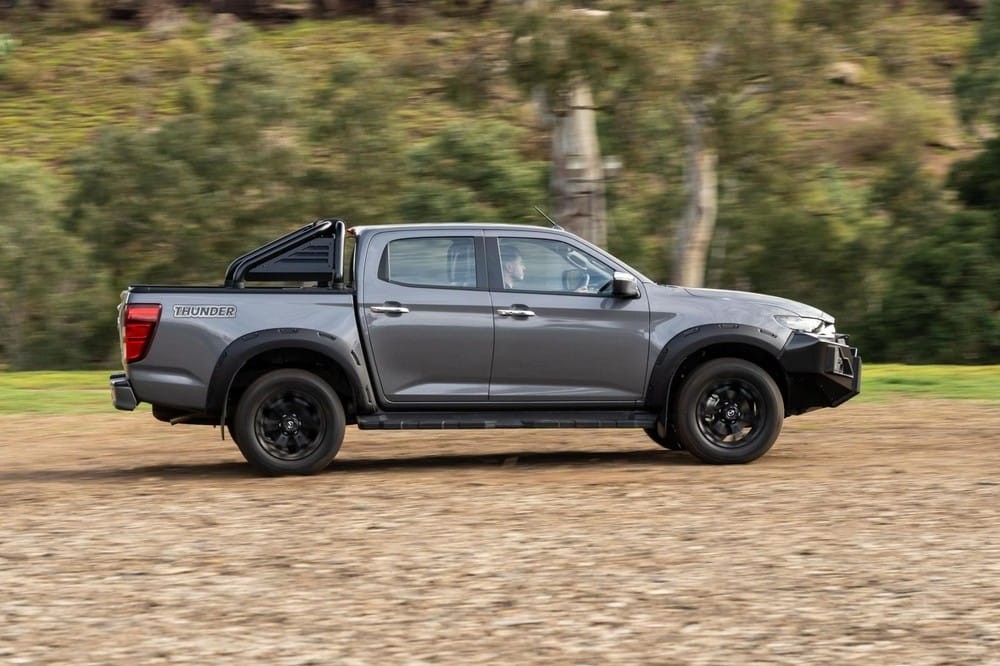 Mazda BT-50 Thunder 2021 dùng động cơ như bản thường