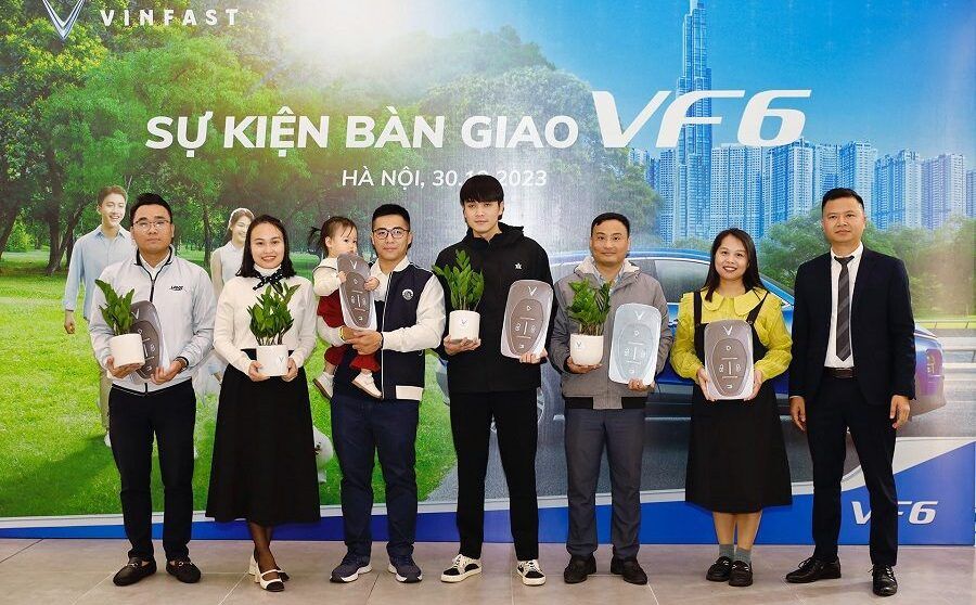 VinFast bàn giao lô xe VF 6 đầu tiên cho khách hàng