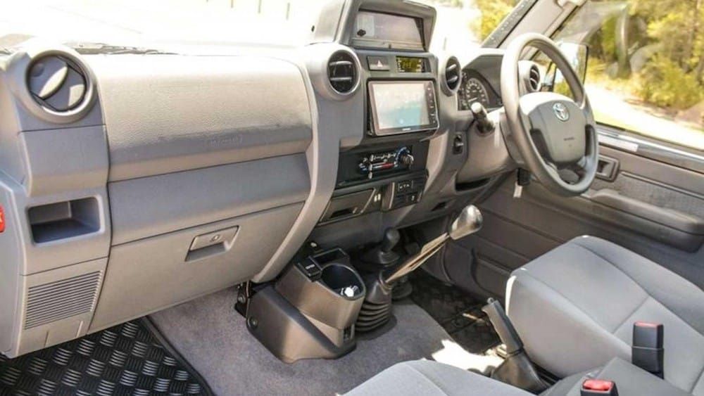 Nội thất phía trước của Toyota Land Cruiser GLX 6x6-1