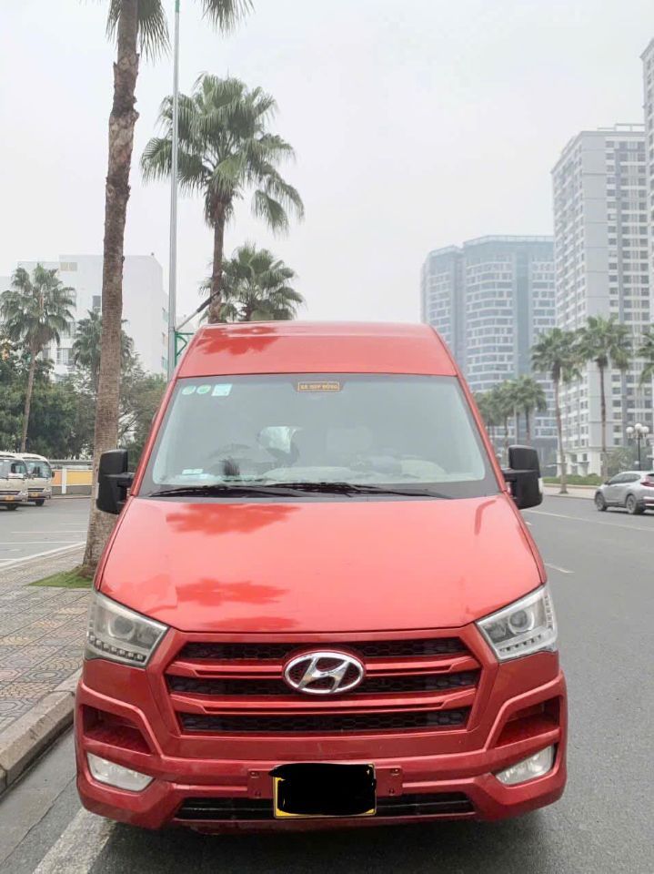 Chính chủ bán xe HuynDai SoLaTi, Limousine, 10 chỗ ngồi cả lái, đời 2017 màu đỏ